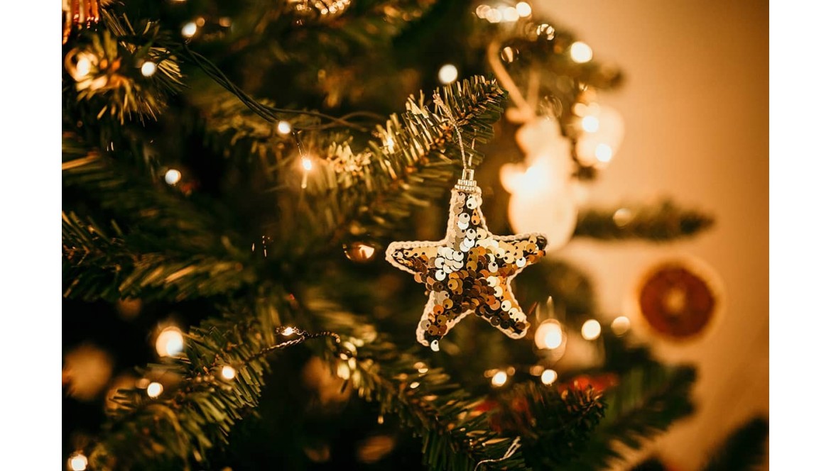 Decorar árbol de Navidad con luces